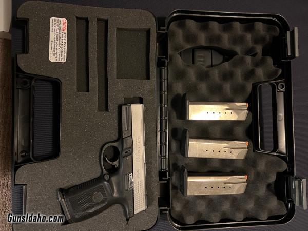 Smith and Wesson Sigma 40VE with 4 mags